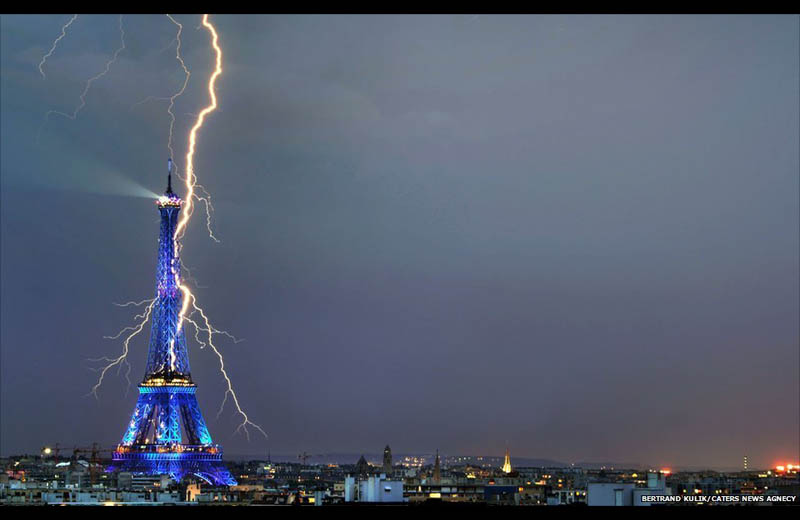lightning striking the eiffel tower Picture of the Day: Sacrebleu! Lightning Strikes the Eiffel Tower