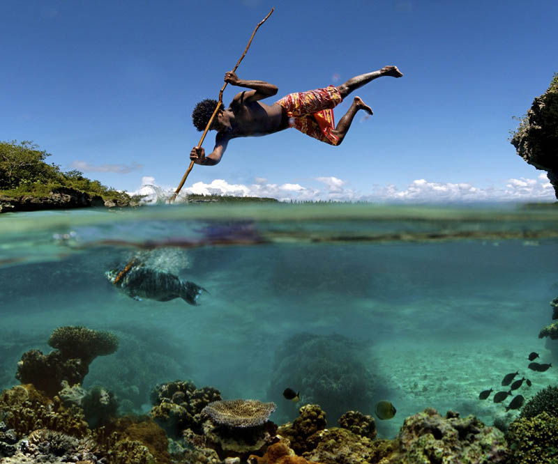 spearfishing mare new caldeonia Picture of the Day: Spearfishing in New Caledonia