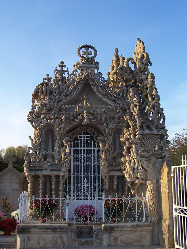 tomb grave of ferdinand cheval Postman Spends 33 Years Building Palace by Hand [25 pics]