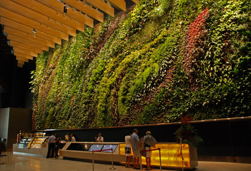 capitaland 6 battery road singapore vertical wall garden 15 Incredible Vertical Gardens Around the World