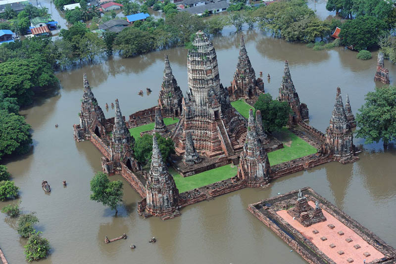 flooding in thailand wat chaiwatthanaram temple ayutthaya thailand Picture of the Day: Flooding in Thailand