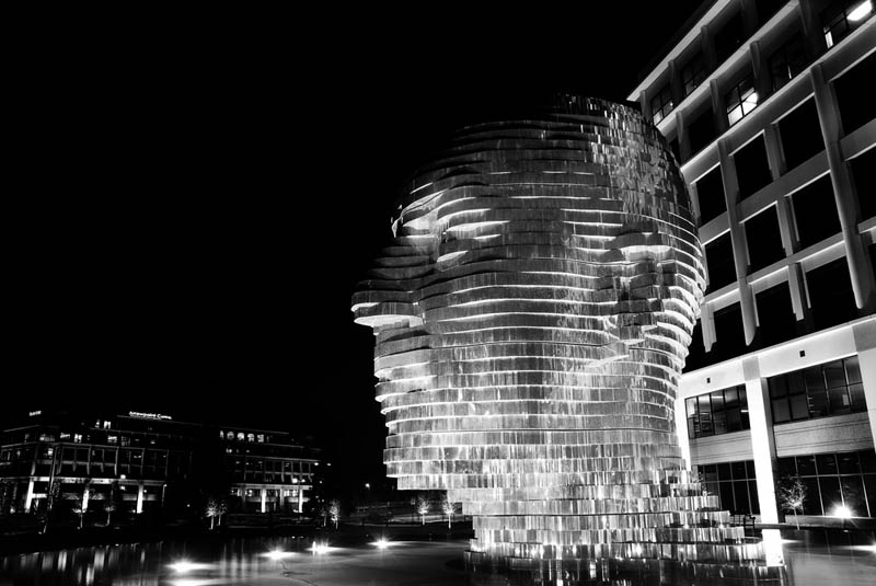 metalmorphosis david cerny stainless steel head sculpture north carolina 9 Metalmorphosis: Incredible Moving Sculpture by David Cerny