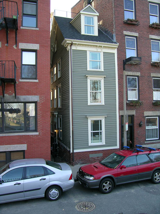 skinny house boston 8 Homes Built Out of Spite