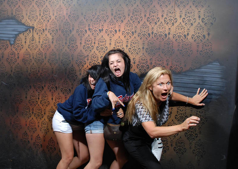 terrified people at nightmares fear factory 13 21 Hilarious Pics of Terrified People at Nightmares Fear Factory