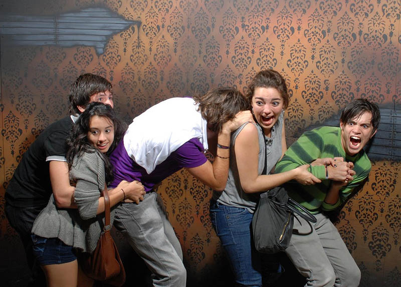 terrified people at nightmares fear factory 16 21 Hilarious Pics of Terrified People at Nightmares Fear Factory