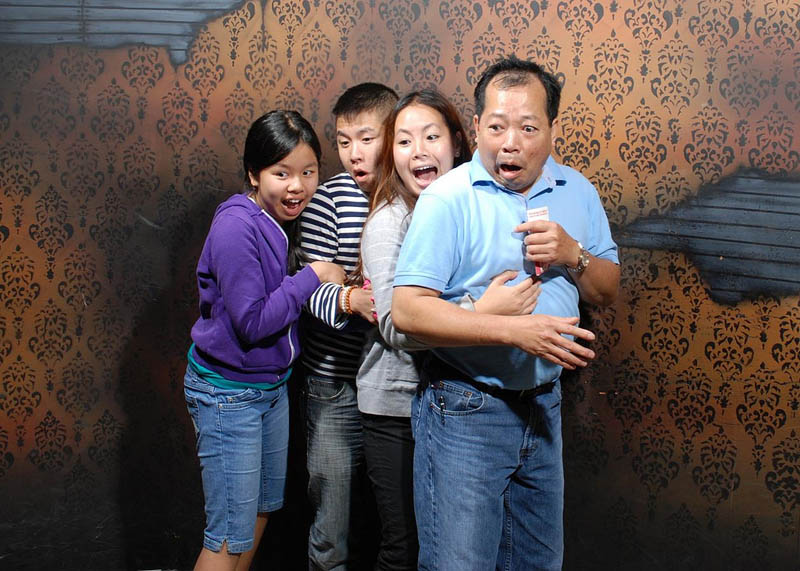 terrified people at nightmares fear factory 17 21 Hilarious Pics of Terrified People at Nightmares Fear Factory