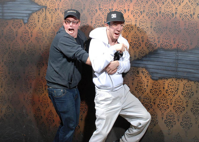 terrified people at nightmares fear factory 2 21 Hilarious Pics of Terrified People at Nightmares Fear Factory