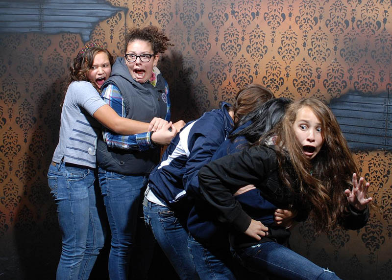 terrified people at nightmares fear factory 20 21 Hilarious Pics of Terrified People at Nightmares Fear Factory