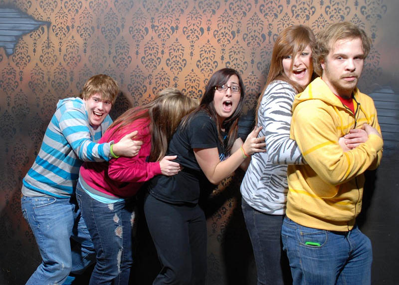 terrified people at nightmares fear factory 3 21 Hilarious Pics of Terrified People at Nightmares Fear Factory