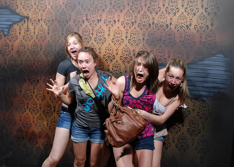terrified people at nightmares fear factory 5 21 Hilarious Pics of Terrified People at Nightmares Fear Factory