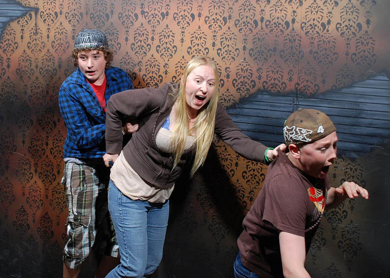 terrified people at nightmares fear factory 6 21 Hilarious Pics of Terrified People at Nightmares Fear Factory