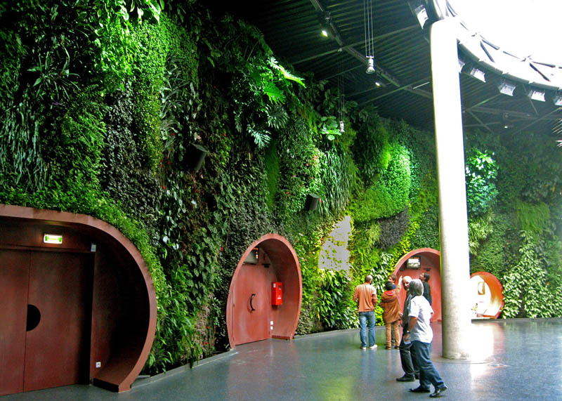 vertical wall garden astralia cite de l espace toulouse 1 15 Incredible Vertical Gardens Around the World