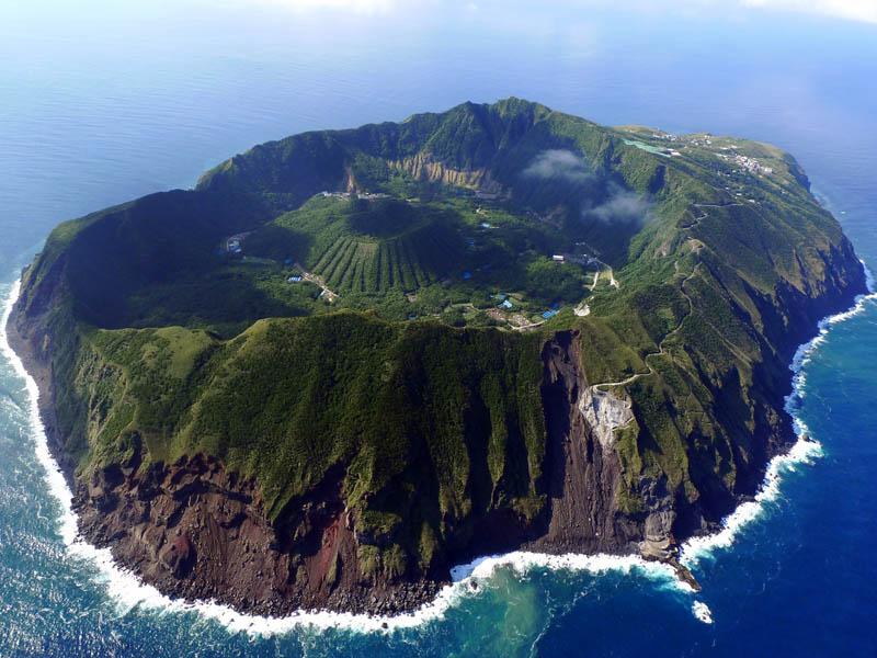 aogoshima island volcano Picture of the Day: The Inhabited Volcanic Island of Aogashima