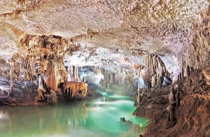 jeita grotto limestone caves lebanon 2 The Jeita Grotto Limestone Caves in Lebanon