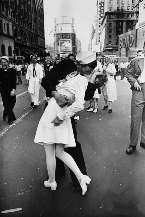 legendary kiss ve28093j day in times square alfred eisenstaedt This Day In History   November 23rd