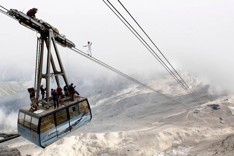freddy nock scales cable car wire zugspitze mountain bavaria Picture of the Day: The Definition of Extreme