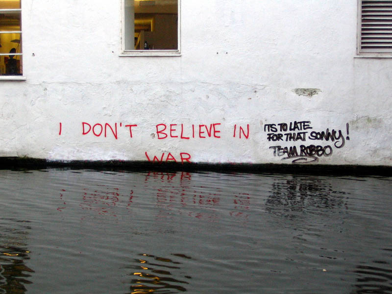 i dont believe in war banksy robbo The Banksy vs Robbo War in Pictures