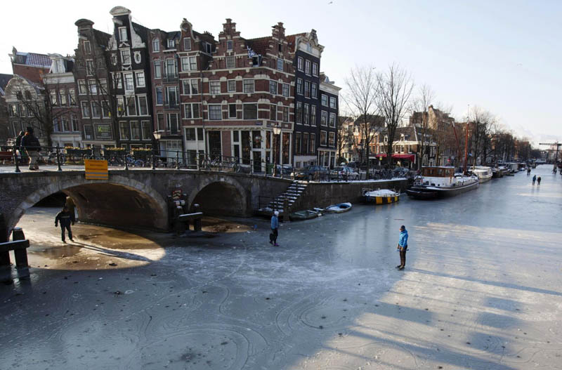 ice skating amsterdam frozen canals netherlands holland 4 Ice Skating the Famous Canals of Amsterdam