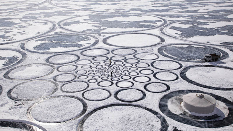 jim denevan giant ice art circles siberia 2 Colossal Snowshoe Art by Simon Beck
