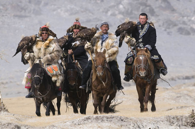 nomads hunting with golden eagles in mongolia Picture of the Day: Nomads Hunting with Golden Eagles in Mongolia