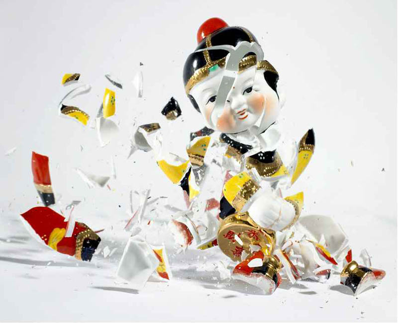 porcelain figures high speed photography as they smash drop to ground shatter klimas 10 Porcelain Metamorphosis by Martin Klimas