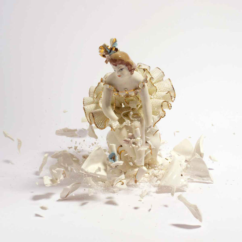 porcelain figures high speed photography as they smash drop to ground shatter klimas 6 Porcelain Metamorphosis by Martin Klimas