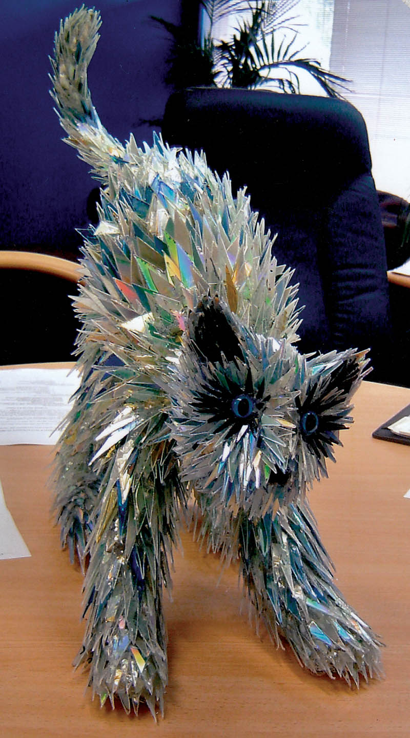 animal sculptures made from shattered cds sean avery 2 10 Amazing Animals Sculptures Made from Shattered CDs