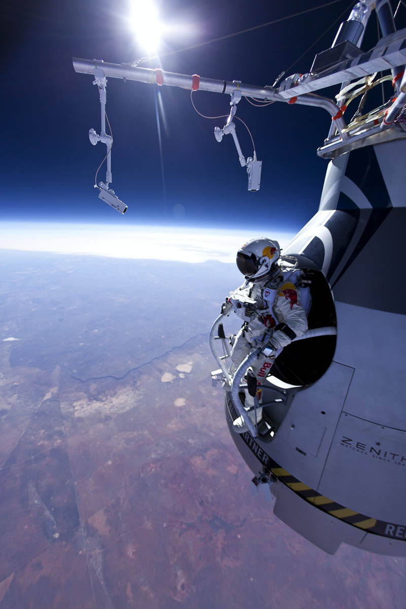 felix baumgartner jumps 71580 ft red bull stratos 1 Picture of the Day: Felix Baumgartner Jumps From 71,580 Feet