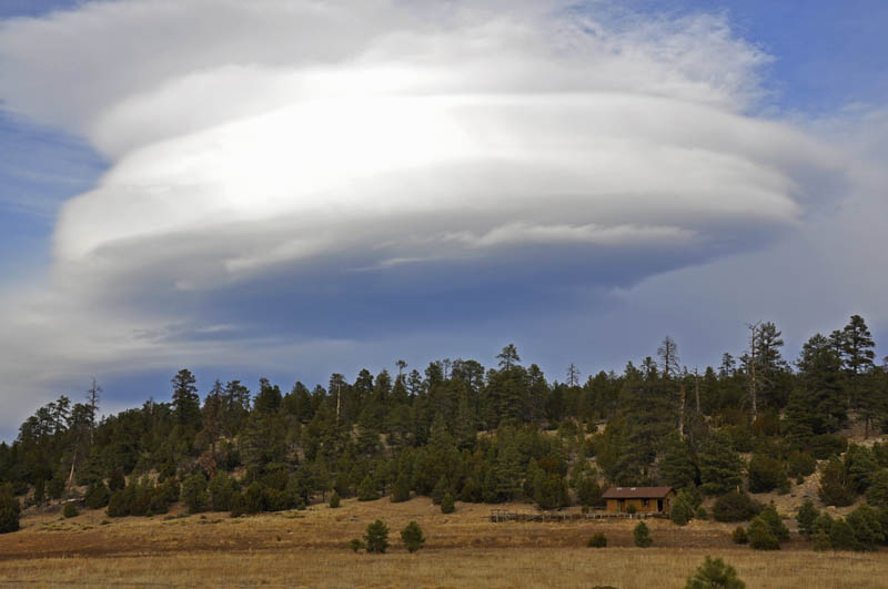 lenticular saucer cloud over campbell mesa az 15 Incredible Cloud Formations