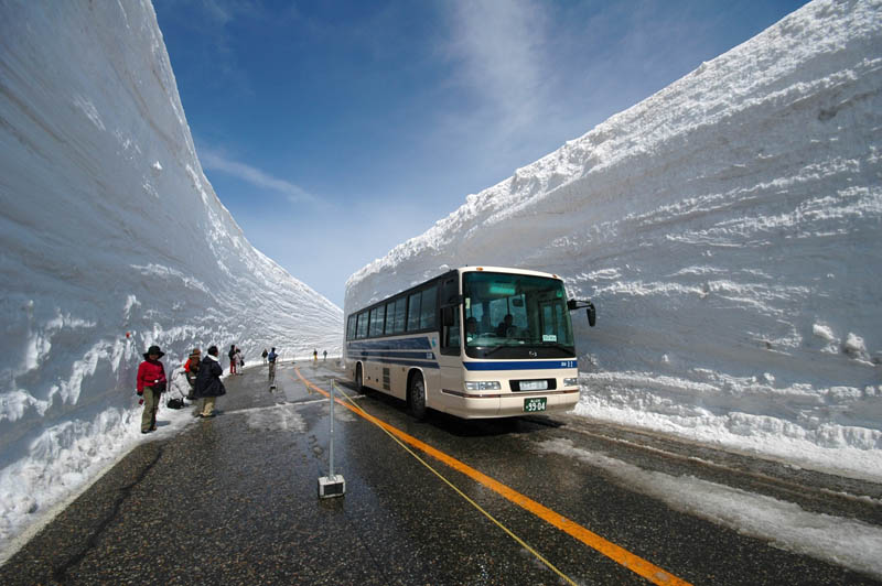 tateyama kurobe alpine route snow corridor 20 meters 65 ft walls 1 The 65 Foot (20m) Snow Corridor in Japan