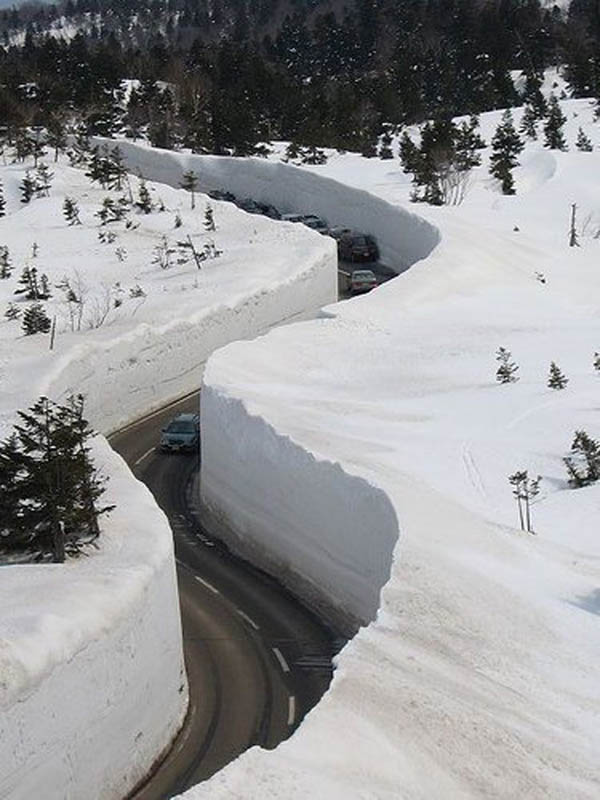 tateyama kurobe alpine route snow corridor 20 meters 65 ft walls 4 The 65 Foot (20m) Snow Corridor in Japan