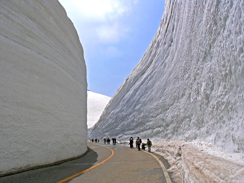tateyama kurobe alpine route snow corridor 20 meters 65 ft walls 5 Snow Falls in Cairo for the First Time in 112 Years