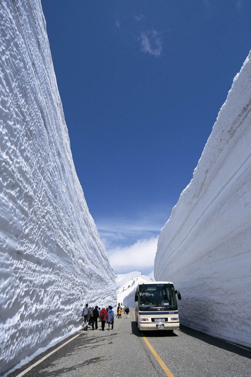 tateyama kurobe alpine route snow corridor 20 meters 65 ft walls 8 The 65 Foot (20m) Snow Corridor in Japan