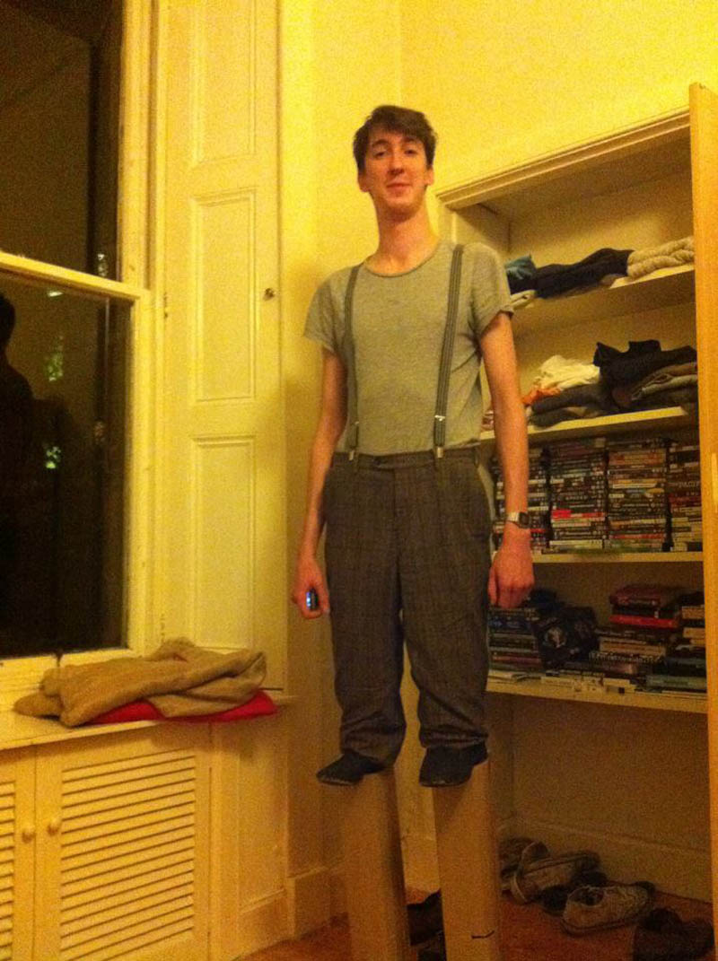 7 footer tall guy goes as short guy on stilts halloween costume Picture of the Day: 7 Footer Goes as Short Guy on Stilts for Halloween