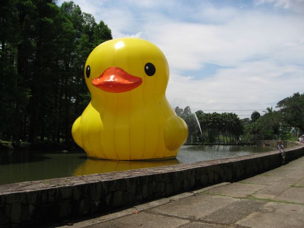 giant inflatable rubber ducky florentijn hofman sau paulo brazil 1 The World Travels of a Giant Rubber Duck
