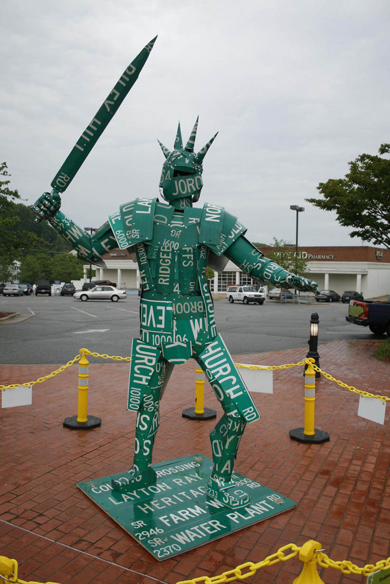 knight made of street signs sculpture joe joseph carnevale Sculptures Made From Everyday Objects