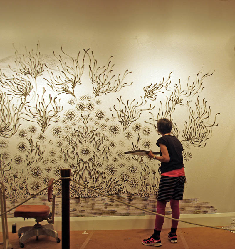 large charcoal mural judith ann braun 8 Massive Mural Drawn Live Using Only Hands and Charcoal