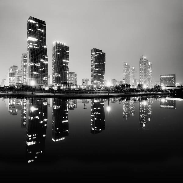 black and white cityscape night photography martin stavars 9 Dramatic Black and White Cityscapes at Night