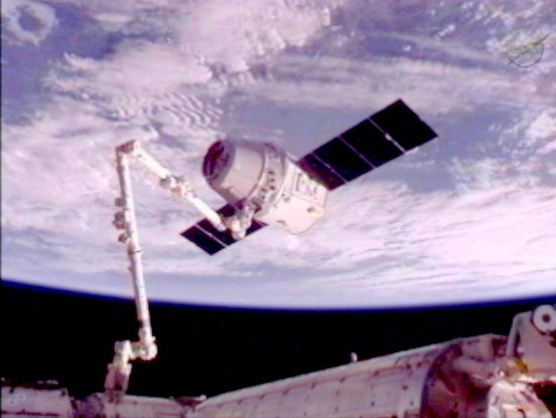 dragon spacecract attached to iss 1 The Historic SpaceX Mission