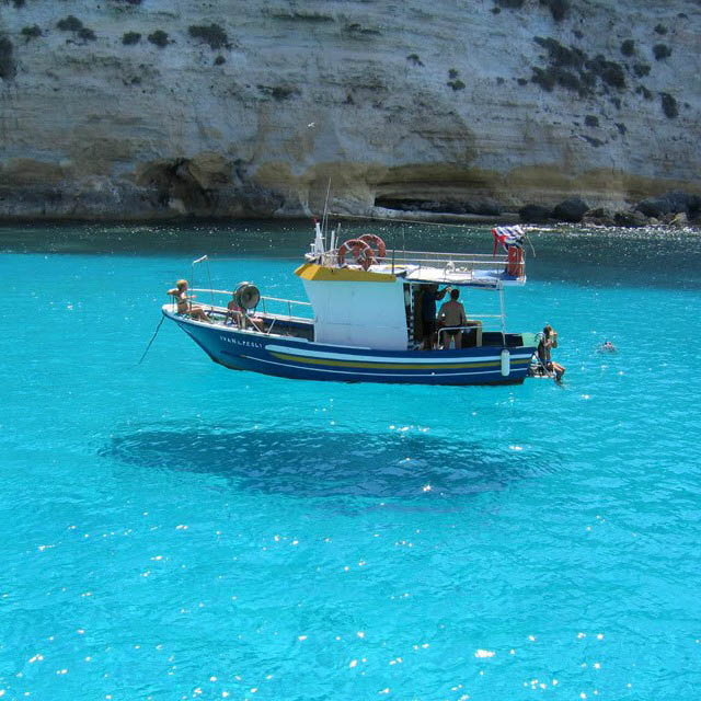 hover boat shadow illusion 12 Optical Illusions Made from Shadows