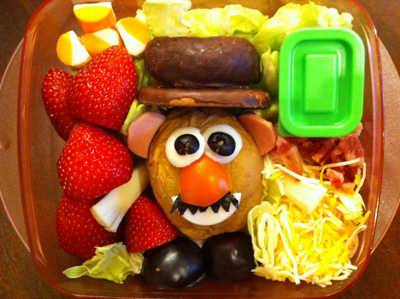 mom makes lunch art for son bento box art 2 Awesome Mom Turns Sons Lunches Into Works of Art