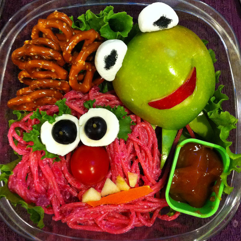 mom makes lunch art for son bento box art 9 Awesome Mom Turns Sons Lunches Into Works of Art