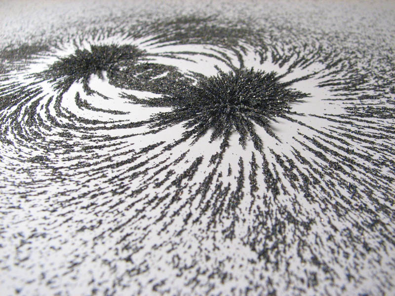 visualizing magnetic fields with iron filings 1 10 Photos to Help You Visualize Magnetic Fields 