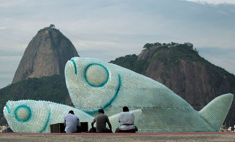 giant fish made from plastic bottles rio20 botafogo beach 1 A 500 pound Blue Crab made from Stained Glass