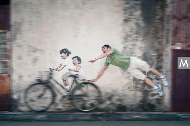 interactive street art painted kids on wall riding real bike armenian street george town malaysia ernest zacharevic 2 This Interactive Street Art in Malaysia is Brilliant