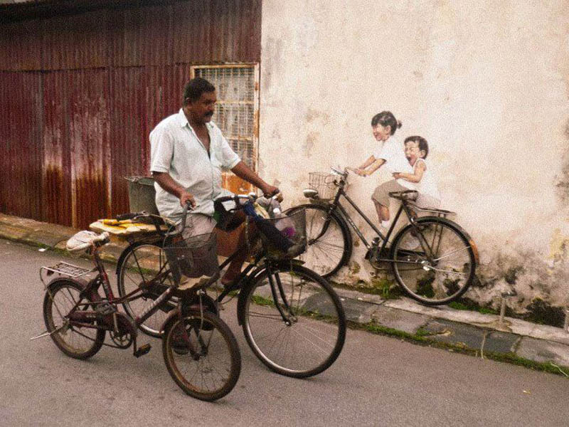 interactive street art painted kids on wall riding real bike armenian street george town malaysia ernest zacharevic 6 This Interactive Street Art in Malaysia is Brilliant
