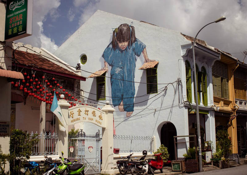 interactive street art painted kids on wall riding real bike armenian street george town malaysia ernest zacharevic 7 This Interactive Street Art in Malaysia is Brilliant