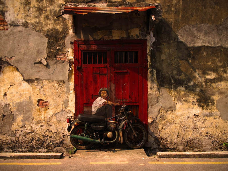 interactive street art painted kids on wall riding real bike armenian street george town malaysia ernest zacharevic 8 This Interactive Street Art in Malaysia is Brilliant