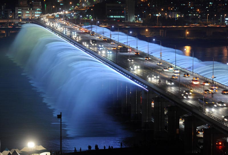 picture of the moonlight rainbow bridge fountain in seoul south korea, the longest in the world