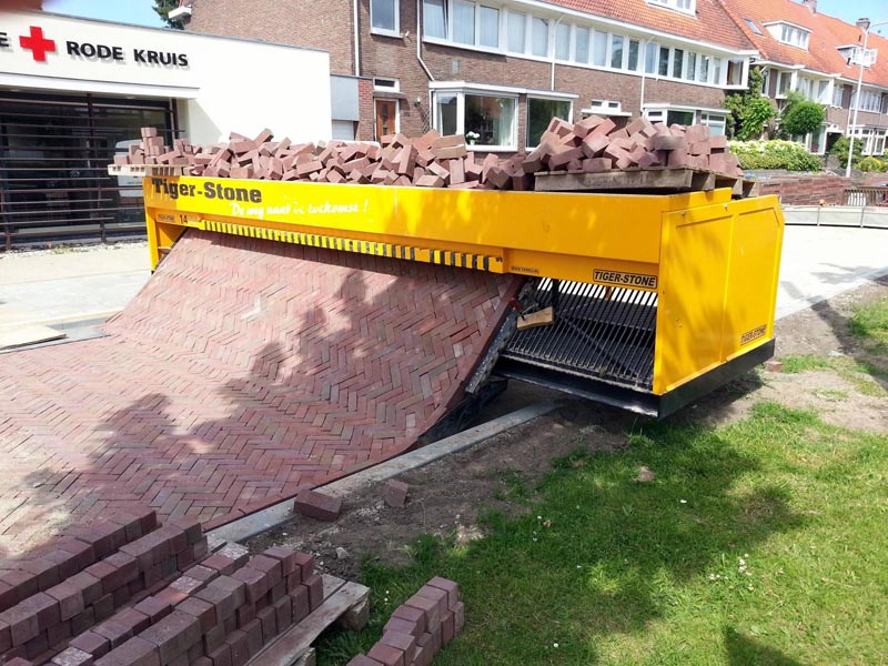 picture of the tiger stone brick laying machine in action